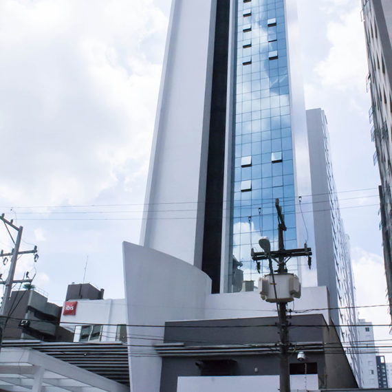 Fachada Glazing e Esquadrias em Alumínio | Edifício Residencial Brigadeiro Towers e Ibis Hotel Obras em Curitiba