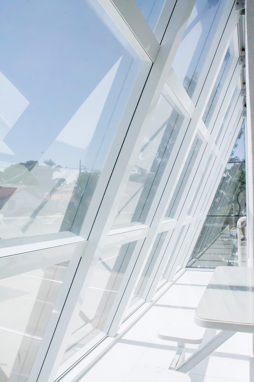 Sulinorte Esquadrias | Cobertura em Vidro com Pergolado de Madeira | Projeto Comercial Escola Umbrella